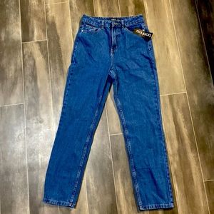 Boohoo high waisted boyfriend jean size 2. Never worn.
